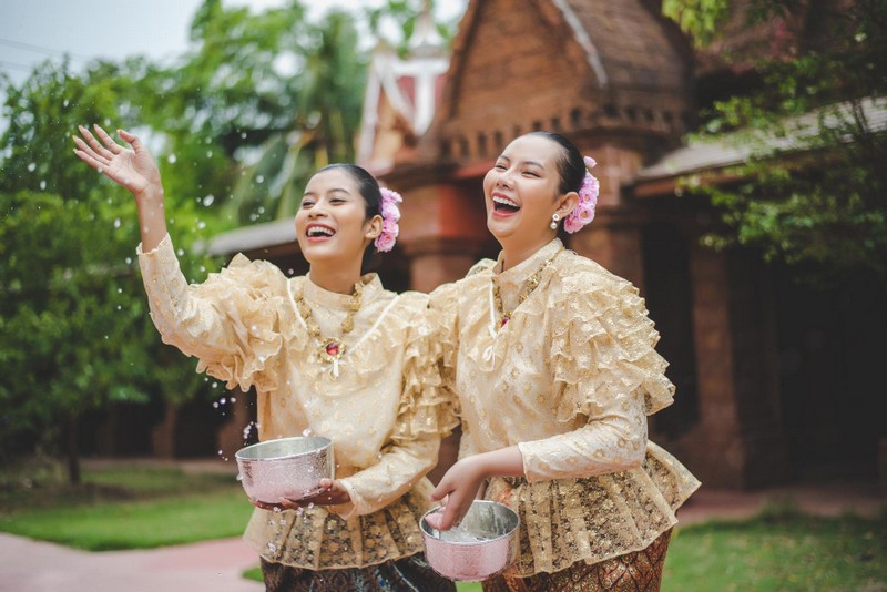 playing water in songkran thailand